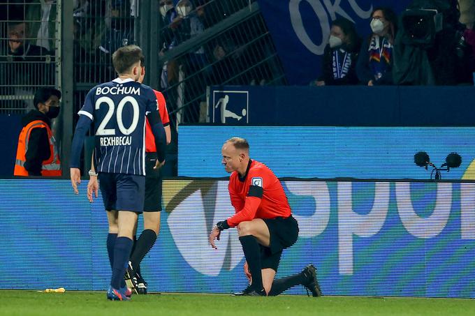 Neodgovorni navijač je s tribune stadiona v Bochumu vrgel nekaj v linijskega sodnika in ga poškodoval. Tekmo je glavni sodnik po incidentu prekinil. | Foto: Guliverimage/Vladimir Fedorenko