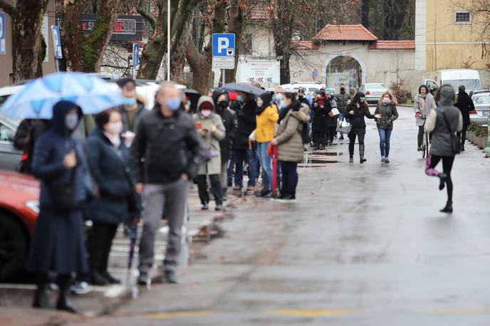 Hitro testiranje | V Ljubljani in Medvodah so začasno ustavili izvajanje množičnega testiranja na novi koronavirus. | Foto STA