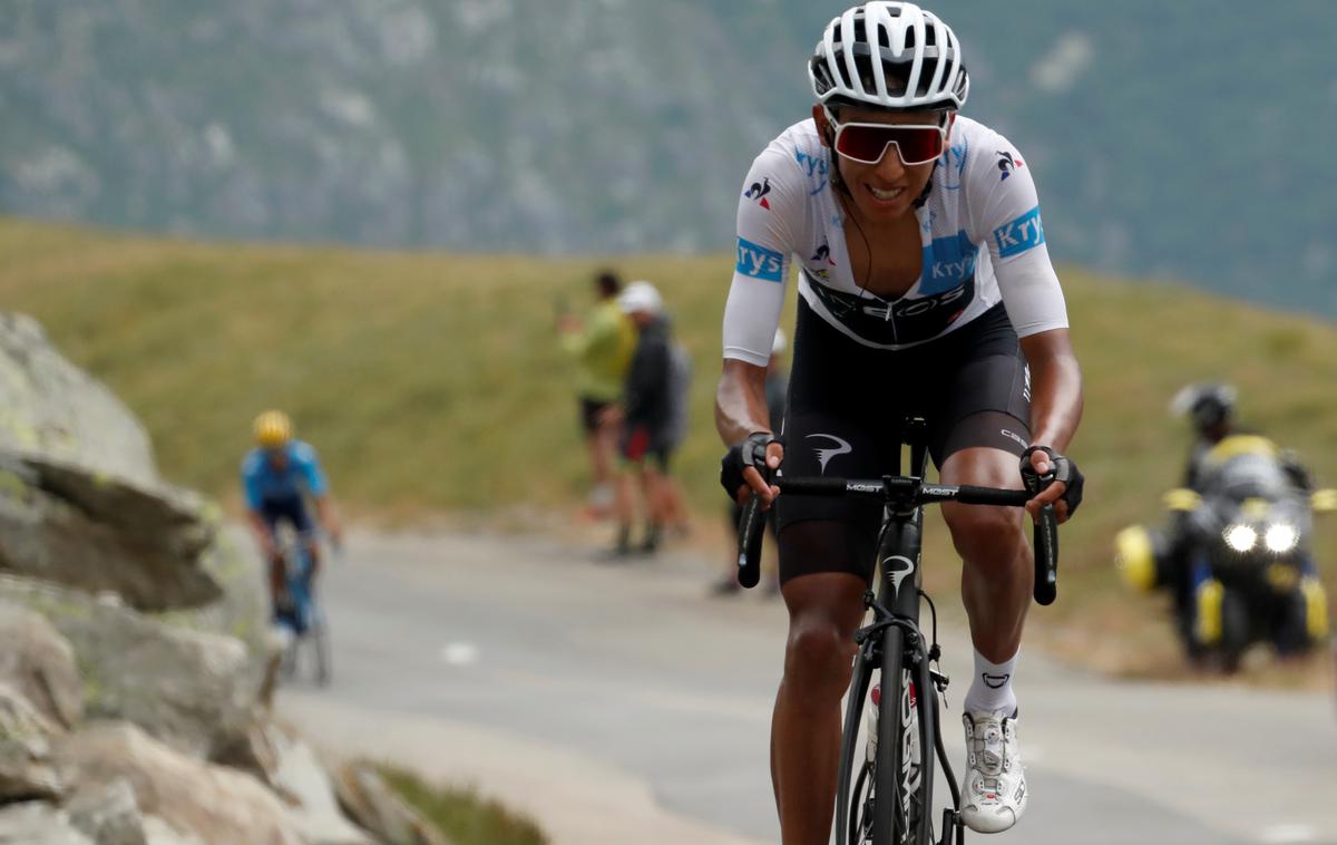 Egan Bernal | Egan Bernal prevzema rumeno majico. | Foto Reuters