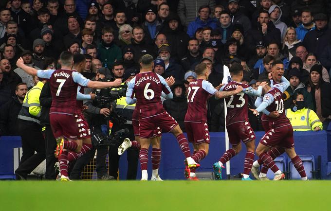 Veselje nogometašev po zadetku Emiliana Boundie, ki je odločil zmagovalca na Goodison Parku. Aston Villa je tako poglobila krizo Evertona, ki išče novega trenerja. | Foto: Guliverimage/Vladimir Fedorenko