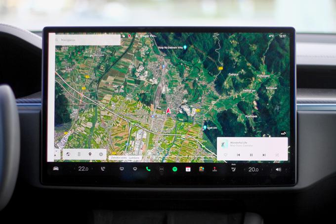 Sredinski zaslon je 3,5 centimetra širši kot pri modelu Y. Je zelo odziven in skupaj z informacijsko podporo pomemben element avtomobila. Za razliko od modela Y pa so ključni podatki o vožnji prikazani tudi na zaslonu pred voznikom.  | Foto: Gregor Pavšič