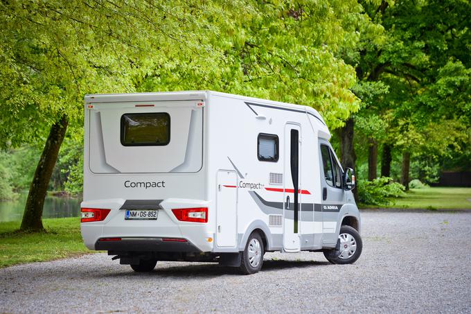 Ta avtodom res ni prevelik, a ponuja vse, kar imajo veliki, in tudi prtljažni boks je še vedno razmeroma velik, sploh v primerjavi z bivalniki VAN ali potovalnimi kombiji tipa Volkswagnove californie, pa marca pola na osnovi Mercedesovega razreda V. Je pa, res da je še vedno razmeroma visok (2,75 metra), kar pri vožnji v urbanem okolju in pri iskanju rajske parcele v kampu zahteva določeno previdnost. Po drugi strani mu višina daje udobje bivanja, dineta je ob strešnih oknih sila zračna in svetla, kar odlično vpliva na počutje. | Foto: Ciril Komotar