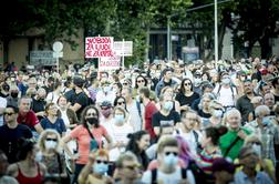 Na Prešernovem trgu rumene jopiče pričakala "rumena maškarada"  #foto #video