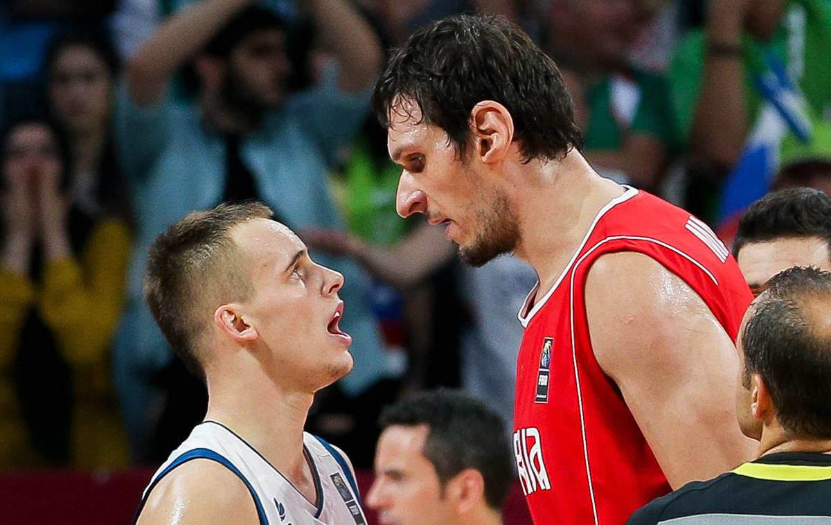 Klemen Prepelić in Boban Marjanović | Utrinek s finala EuroBasketa, ki ponazarja neustrašnost Klemna Prepeliča (ob Bobanu Marjanoviću). | Foto Vid Ponikvar