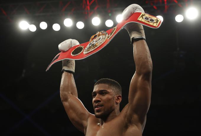 Anthony Joshua je aktualni svetovni prvak težke kategorije po različici IBF. Do zdaj mu noben nasprotnik ni mogel priti niti blizu, a Kličko pravi, da ve, kaj mora storiti. | Foto: Reuters