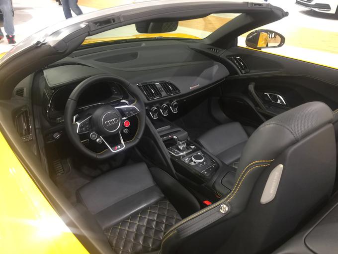 Notranjost audija R8 spyder, najdražjega avtomobila na salonu v Ljubljani. | Foto: Gregor Pavšič