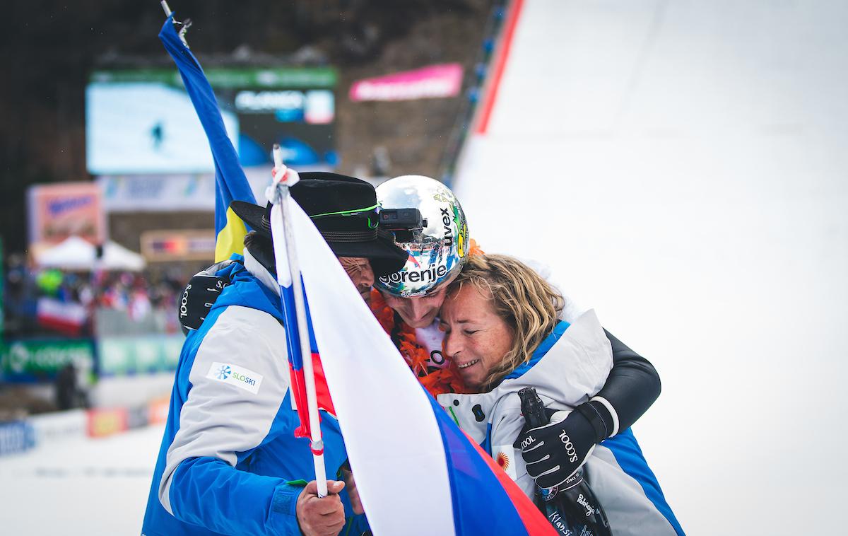 Bor Pavlovčič, konec kariere, Planica | Kot prvi so Bora v izteku letalnice čakali sestra in starša. | Foto Grega Valančič/Sportida