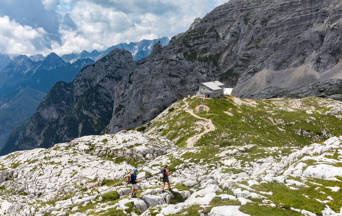 Pogačnikov dom na Kriških podih (2050 m) | Kriški podi s Pogačnikovim domom so ena najbolj fotogeničnih lokacij v Julijskih Alpah. Pot od Zadnjice nad Trento vam bo vzela dobre štiri ure.  | Foto Jošt Gantar (www.slovenia.info)