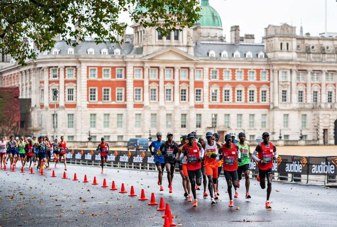 Vse oči so bile uprte v svetovnega rekorderja Kenijca Eliuda Kipchogeja, ki pa je pet kilometrov pred ciljem kljub precej umirjenemu tempu presenetljivo izgubil stik z vodilnimi. Kipchoge je na koncu ciljno črto prečkal kot osmi s časom 2:06:39, kar je natanko pet minut počasneje od svetovnega rekorda. | Foto: Getty Images