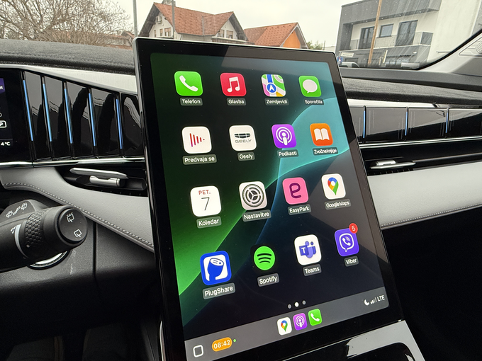 Povezavo z Applovim Car Play nam je uspelo vzpostaviti, z Android Auto ne. 
 | Foto: Gregor Pavšič