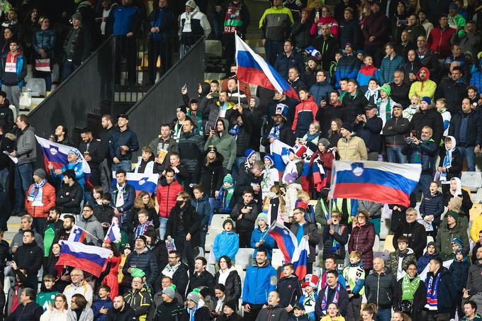 Če je bilo leta 2009 zaznati popolno norijo in je bil stadion nabit do zadnjega mesta, je bilo tokrat prisotnih 6.524 gledalcev.  | Foto: Blaž Weindorfer/Sportida