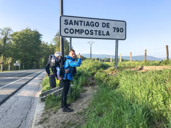 Sebastijan Mehle ob obcestni tabli, ki označuje eno od najbolj prepoznavnih točk Jakobove poti. V mestu Santiago de Compostela je pokopan apostol Jakob. | Foto: osebni arhiv/Lana Kokl