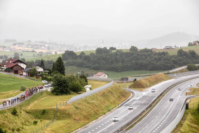 Nesporno keltske Latobike je Trstenjak v svojih domišljijskih zgodovinskih razlagah oklical za Slovane. Latobiki so nekdaj živeli na današnjem Dolenjskem, v dolini reke Krke. V času rimskega imperija so se romanizirali. V rimskih časih je bila na kraju, kjer je danes Trebnje (na fotografiji Trebnje z okolico), naselbina z latinskim imenom Praetorium Latobicorum. Na območju naselja Drnovo, ki leži sredi Krškega polja, pa je bilo v rimskih časih mesto Neviodonum oziroma s polnim imenom Municipium Flavium Latobicorum Neviodunum. Obe naselbini sta propadli že pred prihodom Slovanov. Neviodonum (Newyodunon v keltskem izvirniku) je nesporno keltsko krajevno ime, saj dobesedno pomeni Nova utrdba (Nevio-donum oziroma Newyo-dunon). Krajevna imena, ki vsebujejo besedo donum (keltsko dunon ali dun), pogosto najdemo na območjih, kjer so živeli Kelti.  | Foto: Guliverimage/Vladimir Fedorenko