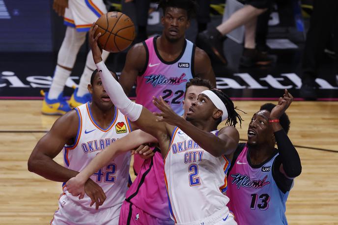 Miami Oklahoma City | Košarkarji Miamija so proti Oklahoma City Thunder nastopili v posebnih dresih in tudi po zaslugi Gorana Dragića visoko odpravili goste, nato pa je za popoln slovenski večer v ligi NBA poskrbel še Luka Dončić, ki je zablestel na teksaškem derbiju v Houstonu. | Foto Reuters