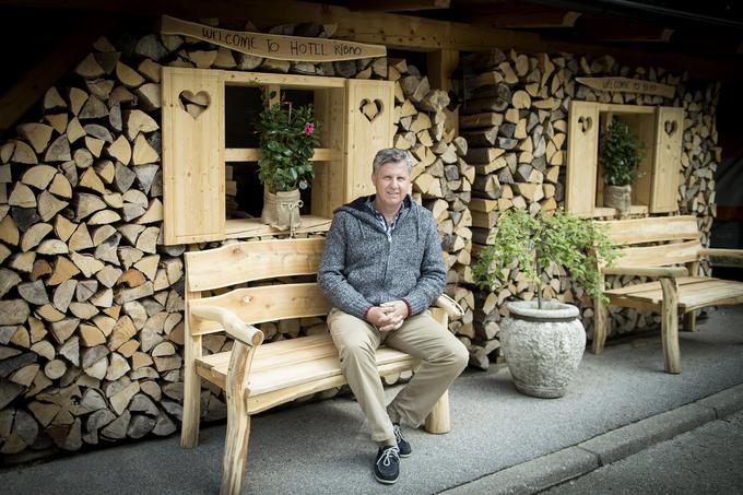 Kar se le da, v hotelu kupujejo od lokalnih dobaviteljev in sezonsko, ne pa izključno, ker to ni mogoče, pravi Matija Blažič. Želja direktorja hotela je, da bi od agrarne skupnosti v najem dobili kos zemlje, kjer bi imeli svoj sadovnjak in polje. Čez čas bi tako lahko naredili tudi lastno blagovno znamko domačih izdelkov. | Foto: Ana Kovač