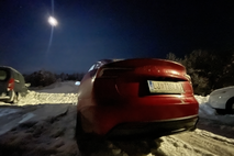 Tesla model 3 noč