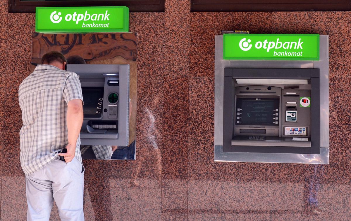 Bankomat OTP banka | Sledijo še zadnji koraki operativnega združevanja obeh bančnih ustanov, kar zajema tudi poenotenje informacijskih sistemov ter prenos bančnih računov in drugih produktov strank nekdanje SKB banke v sistem OTP. | Foto Guliverimage