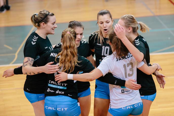 Calcit Volley | Tako kot Mariborčanke so se v zlatem nizu reševale tudi Kamničanke. | Foto Klemen Brumec