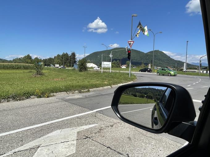 Pred manevrom je treba ustaviti in se prepričati, da je cesta z leve strani resnično prosta. Še posebej bo treba paziti na pešce in kolesarje, prav tako na uporabnike električnih skirojev. | Foto: Gregor Pavšič