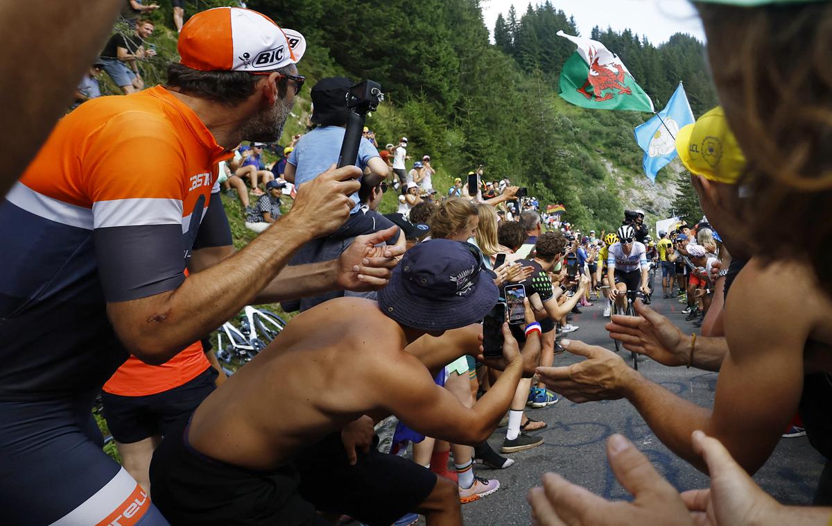 Tadej Pogačar, Jonas Vingegaard, TDF23 | V kaosu na zadnjem klancu napornega dne Tadeju Pogačarju ni uspelo izpeljati zadnjega napada na Jonasa Vingegaarda. | Foto Reuters