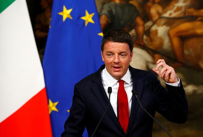 Matteo Renzi italijansko vlado vodi od februarja 2014, kar je za Italijo zelo dolga doba. Od druge svetovne vojne so namreč imeli kar 63 vlad. Edina vlada, ki je zdržala ves mandat, je bila vlada pod vodstvom Silvia Berlusconija, premier z najdaljšim stažem v obdobju republike pa je še vedno Alcide De Gasperi, ki je vladal dobrih sedem let, a zamenjal osem vlad. | Foto: Reuters