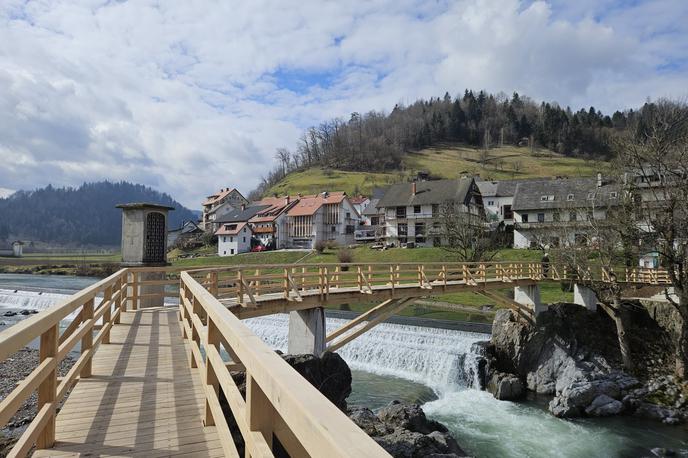 Hudičeva brv, rekonstrukcija | Hudičeva brv je ena najbolj prepoznavnih in kultnih škofjeloških znamenitosti. Kot je zapisano na spletnih straneh Turizma Škofja Loka, gre za leseno brv z znamenjem, ki je svoje ime dobila po nekdanjem prikazovanju hudiča. Skupaj s svojo okolico pa je ena izmed najbolj slikovitih lokacij v Škofji Loki. | Foto STA