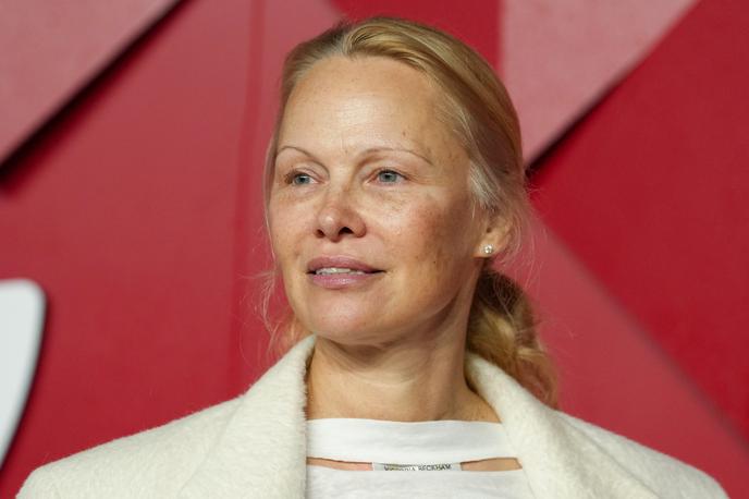 Pamela Anderson | Največ pozornosti na podelitvi t. i. "modnih oskarjev" je letos pritegnila nekdanja Playboyeva zajčica in zvezda serije Baywatch Pamela Anderson.  | Foto Reuters