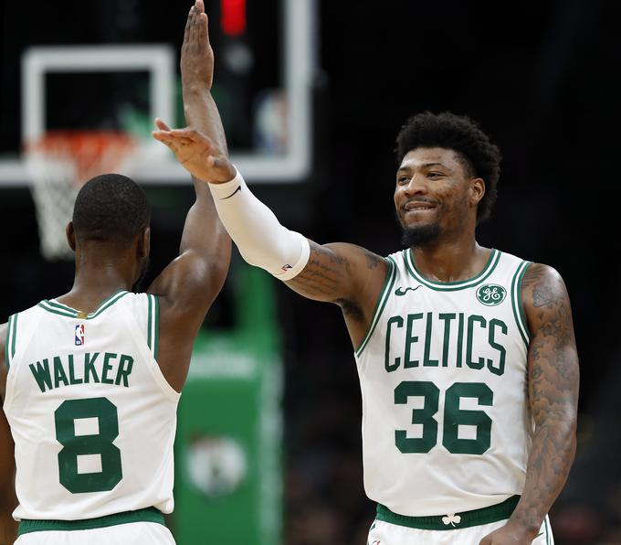 Kemba Walker in Marcus Smart sta marljivo polnila koš Dallasa. | Foto: Reuters