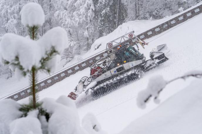 Planica | Teptalnik je bil na delovnih obratih vso noč. | Foto Blaž Oman/OK Planica