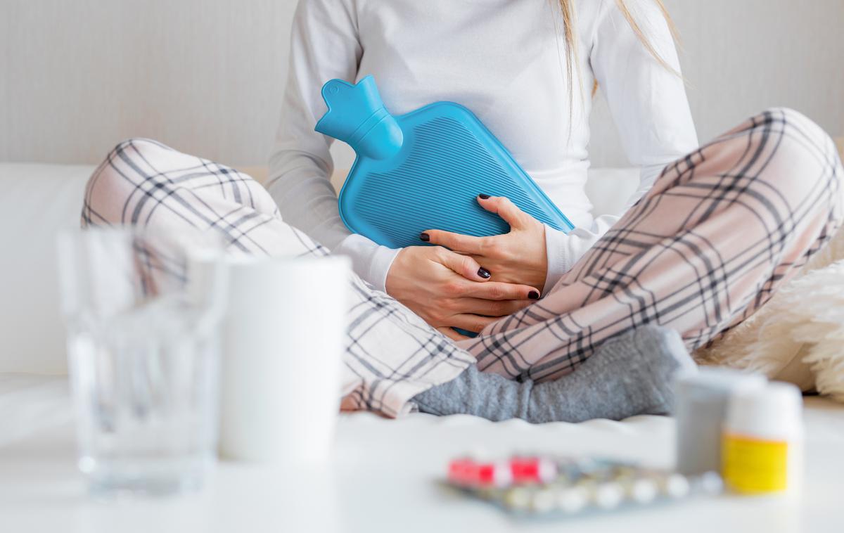 Menstruacija, trebuh, ženska, bolečina | Zakonodaja naj bi zaposlenim, ki doživljajo menstrualne bolečine, omogočila toliko dopusta, kolikor ga potrebujejo. | Foto Getty Images