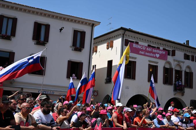 Ob trasi Gira je vse več slovenskih zastav. Takole je bilo danes zjutraj na startu v Oderzi. | Foto: Guliverimage/Vladimir Fedorenko