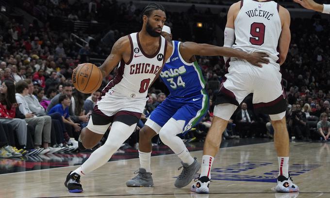 Kemba Walker, ki pri Dallasu nosi številko 34, je v prvem nastopu za Mavericks dosegel osem točk. | Foto: Reuters