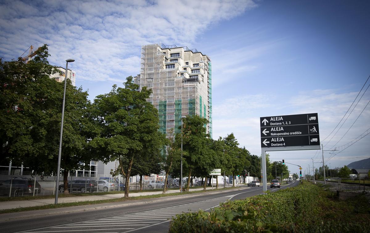 Kvarter Šiška | V štirih stolpnicah bo skupno na voljo 221 stanovanj. Od tega bo v zgornjih petih nadstropjih umeščenih 56 ekskluzivnih stanovanj. | Foto Ana Kovač