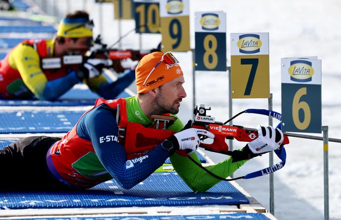 Tudi Jakov Fak je imel danes več težav pri streljanju leže. | Foto: Reuters