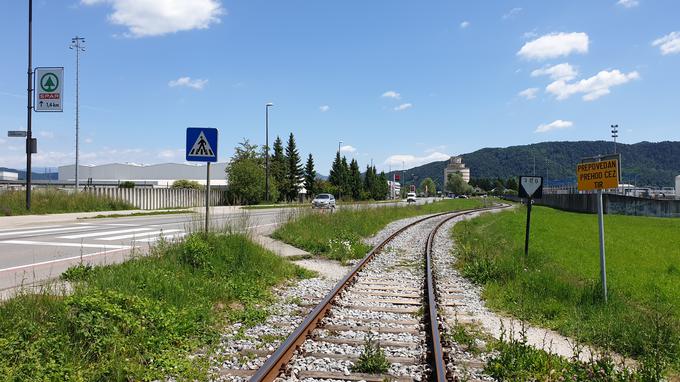 Če bi želeli priti do avtobusne postaje, bi morali prehoditi daljšo pot po travniku ob desni strani proge, ki vodi do zapornic, in se nato vrniti nazaj.  | Foto: Metka Prezelj