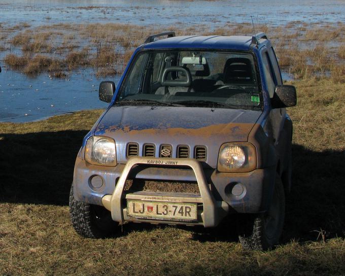 Moj kavboj jimny ponosno razkazuje, kako globoko je zabredel v blato. | Foto: Aleš Črnivec