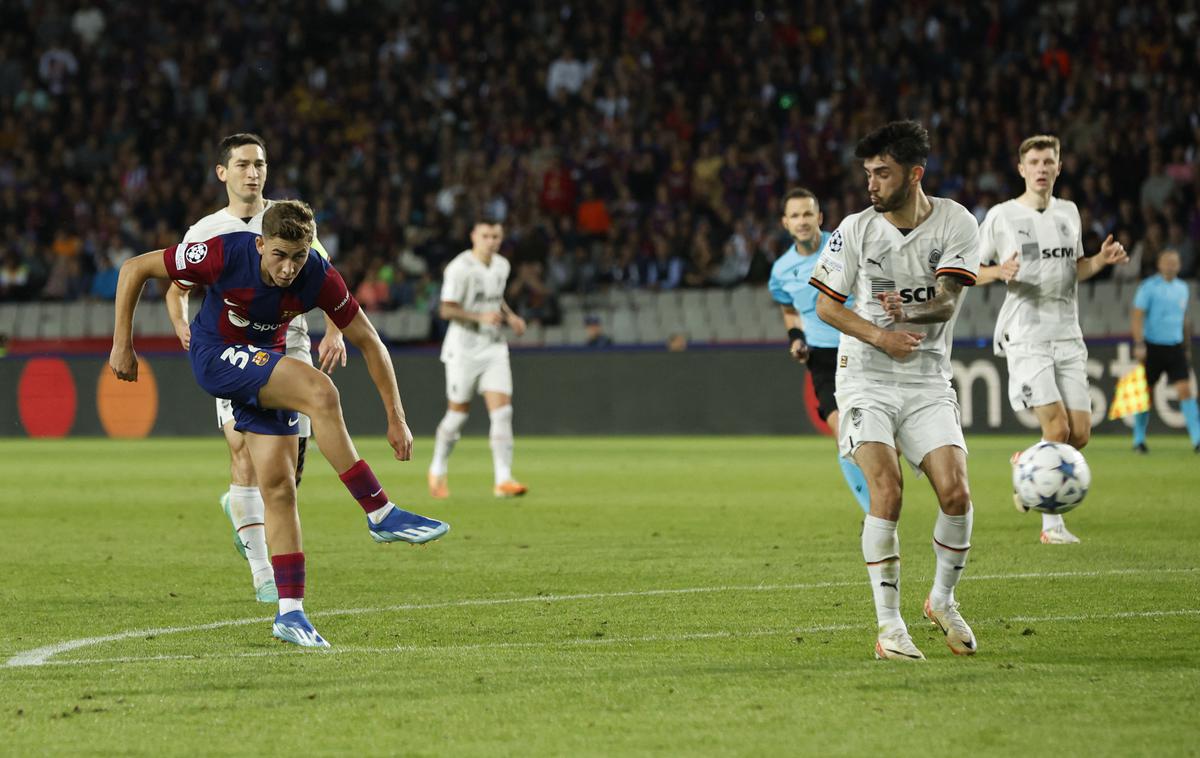 Fermin Lopez FC Barcelona | Trenutek, ko je neubranljivo streljal Fermin Lopez. To je bil njegov prvi gol v ligi prvakov. | Foto Reuters