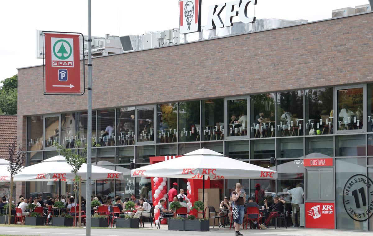 KFC | Restavracija s hitro prehrano KFC je konec junija svoja vrata odprla na Tržaški ulici v Ljubljani, a brez ustreznega uporabnega dovoljenja.  | Foto STA