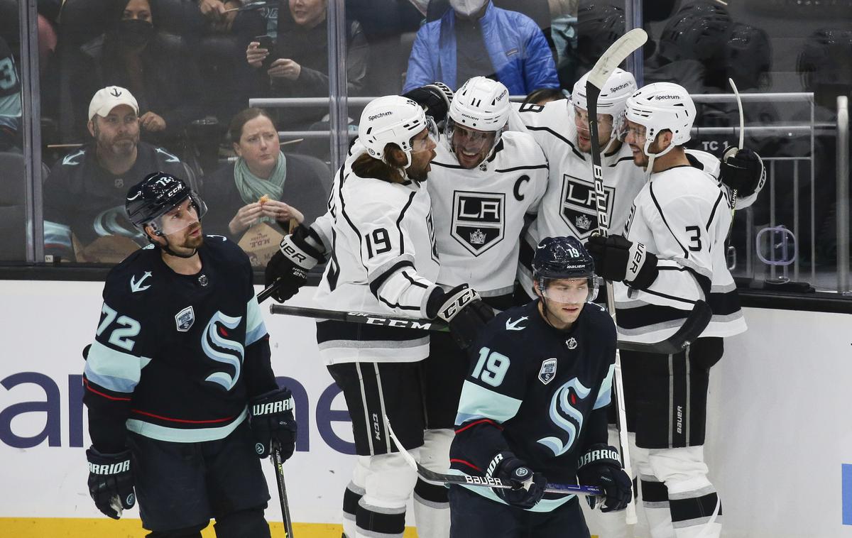 Anže Kopitar Los Angeles Kings | Anže Kopitar se s soigralci veseli četrte zaporedne zmage, novinca so premagali s 3:1. Gorenjec je k zmagi prispeval podajo. | Foto Guliverimage