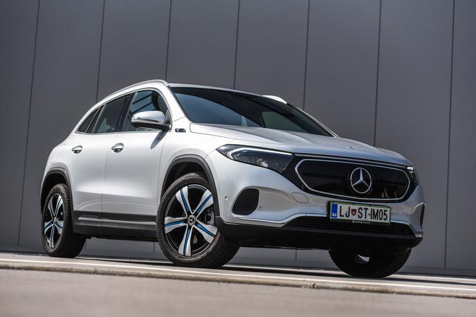 Mercedes-Benz EQA | EQA je pri Mercedes-Benzu vstopni model v svet elektromobilnosti. Osnovno poslanstvo opravi zelo dobro in tudi cena (za mercedesa) ni pretirana, tehnoloških presežkov pa ne ponuja.  | Foto Gašper Pirman