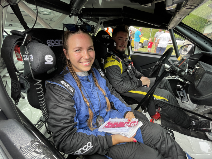 Rebeka Kobal kot sovoznica Rolanda Stengga (opel corsa rally4). Po prebiti pnevmatiki na predzadnji HP sta zadnje kilometre vozila neprimerno “obuta” in izgubila zmago v skupni razvrstitvi dvokolesno gnanih dirkalnikov.
 | Foto: Gregor Pavšič