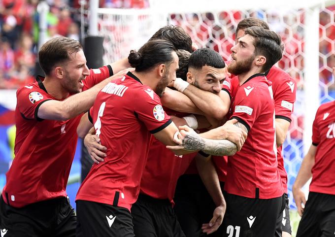 Georges Mikautadze je ob koncu prvega polčasa z bele točke zadel za vodstvo Gruzije z 1:0. | Foto: Reuters