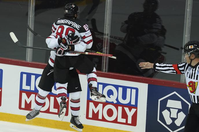 Kanada Rusija SP v hokeju | Takole sta si v objem po izjemni akciji in zmagovitem zadetku, s katerim je Kanada v četrtfinalu SP izločila Rusijo, v objem skočila Troy Stecher in Andrew Mangiapane. | Foto Guliverimage