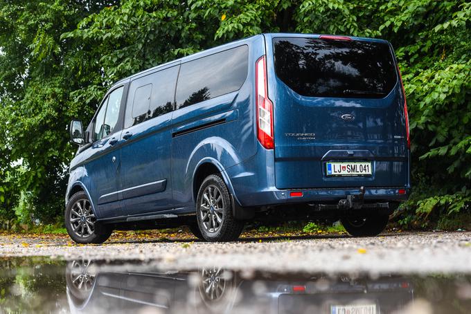 Za dober pogled nazaj sta nameščeni dvojni vzvratni ogledali, od katerih je spodnje usmerjeno proti zadnjemu kolesu. | Foto: Gašper Pirman