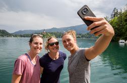 Neverjetno potovanje treh deklet: mimo Bleda in Bohinja na kolesu do Nove Zelandije #foto