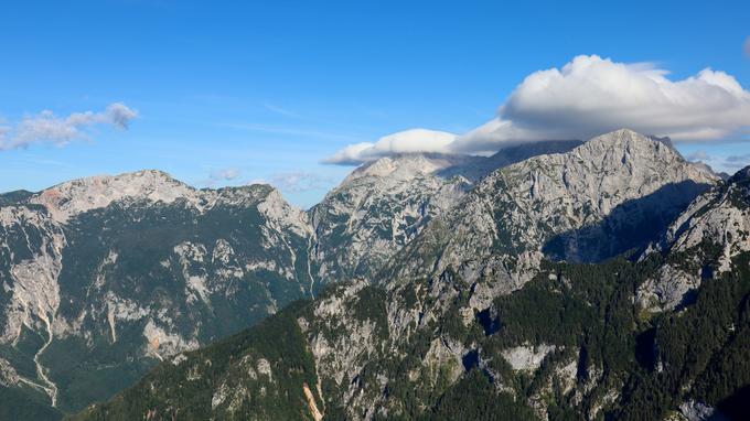 Pogled proti Kokrškemu sedlu. V bokalu se skrivata Skuta in Grintovec. | Foto: Matej Podgoršek