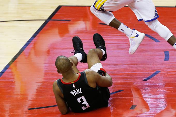 Chris Paul je odšepal s parketa. Za kako resno poškodbo gre, bo znano danes. | Foto: Getty Images