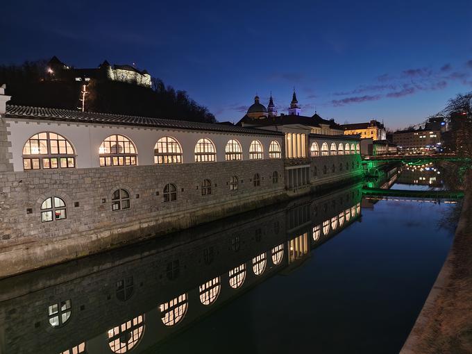 Nedeljski (pred)večer ob Ljubljanici, kot ga je - brez stativa ali naknadne obdelave - ujel nočni način fotografiranja na pametnem telefonu Samsung Galaxy S22 Ultra.  | Foto: Srdjan Cvjetović