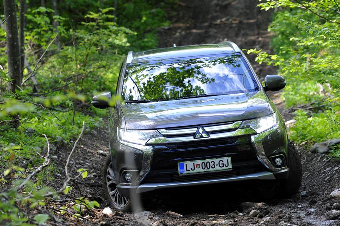 Zahtevnejše terenske podvige najbolj omejujeta oba previsa. Takrat smo pomislili na rusko 25-milimetrsko razliko v višini podvozja. | Foto: Jure Gregorčič