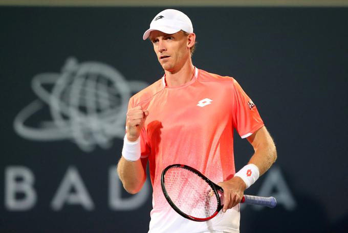 Kevin Anderson je zmagovalec teniškega turnirja v indijskem Puneju. V finalu je po treh podaljšanih igrah in dveh urah ter 45 minut igre premagal hrvaškega veterana Iva Karlovića in se po 19. finalu veselil svoje šeste turnirske zmage. | Foto: Reuters